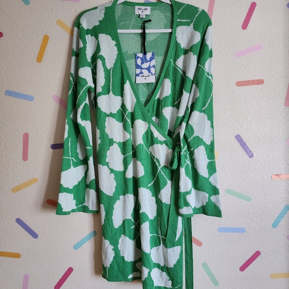 DVF Long Sleeve V-Neck Gingko Green Sweater Wrap Top NWT Size LARGE - Picture 4 of 8